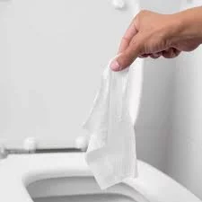 Déboucher un WC obstrué par des lingettes