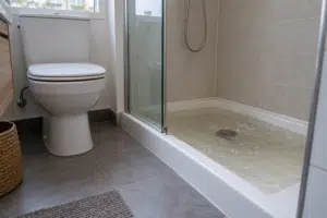 L'eau remonte dans la douche quand je tire la chasse L'eau remonte dans la douche quand je tire la chasse